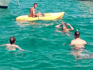 Kayak junto al velero.jpg